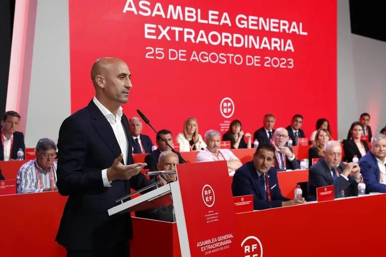 El Gobierno de España anuncia los trámites para suspender a Rubiales de la Federación de Fútbol