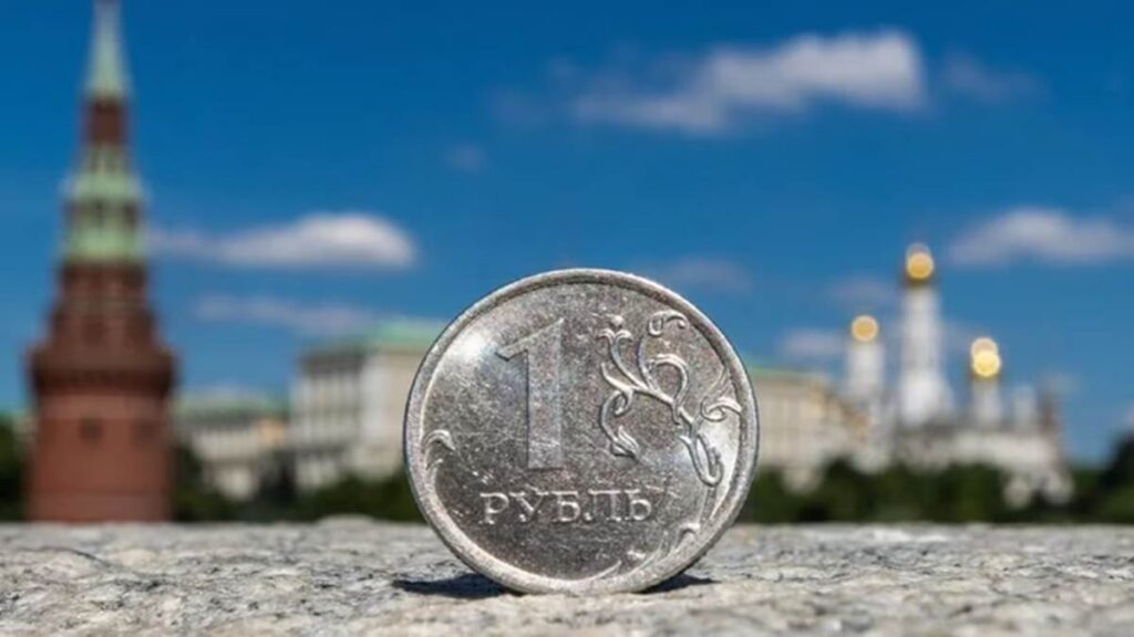 La moneda rusa rompió la barrera de los 100 rublos por dólar: Cae a su nivel más bajo desde marzo de 2022