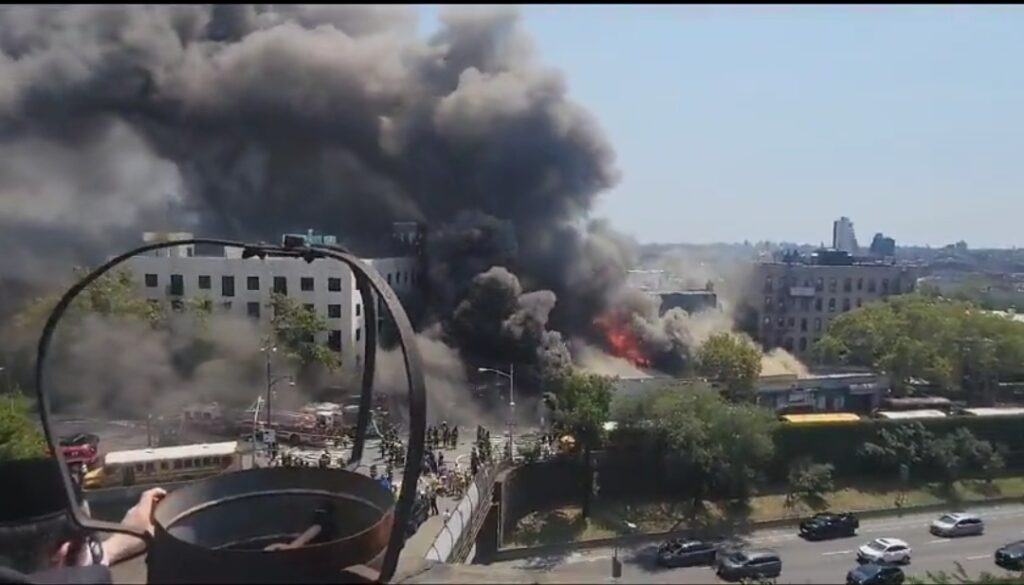 VIDEO: Incendio consume edificio en Brooklyn, Nueva York; reportan dos bomberos lesionados