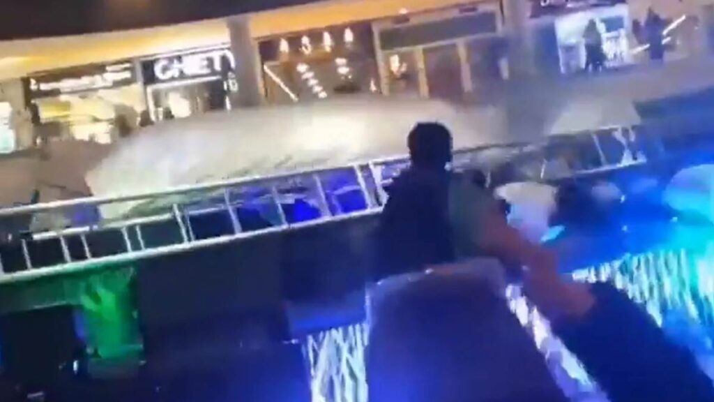 Tres personas heridas tras caer un escenario en un concurso de baile en Bogotá (Video)