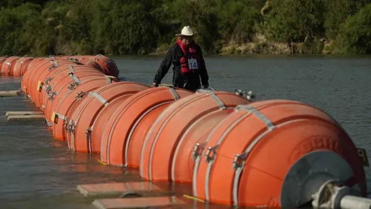 Juez ordena a Texas retirar boyas en frontera con México