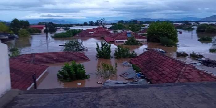 Bajo las aguas: Fuertes lluvias inundan varios pueblos en Grecia debido a la tormenta «Daniel»(Videos)