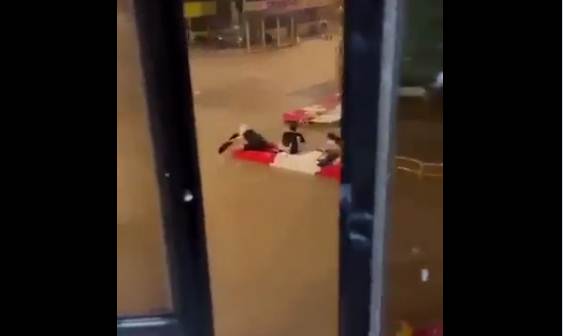 Fuertes lluvias e inundaciones en Hong Kong dejan un muerto y más de 100 heridos (Videos)