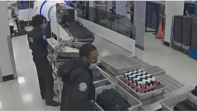 Captaron a oficiales de seguridad del aeropuerto de Miami robando a los pasajeros (VIDEO)