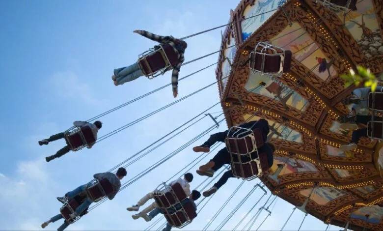 IMPACTANTE VIDEO: Mujer en estado de gravedad después que su silla voladora se soltara en un parque de atracciones
