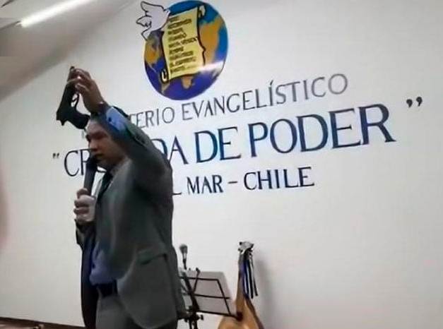 Hombre se rinde a Dios y le entrega todas sus armas a un pastor en pleno culto (Video)