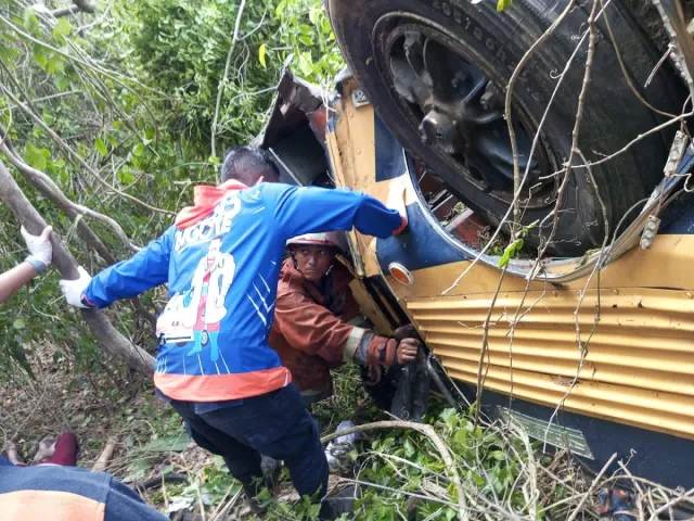 Reportan varios fallecidos y heridos al caer autobús por un precipicio en Puerto Cabello