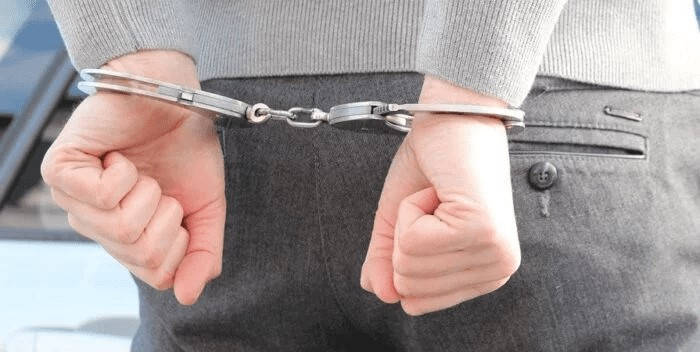 Arrestan a menor tras apuñalar a una profesora en una escuela de Florida