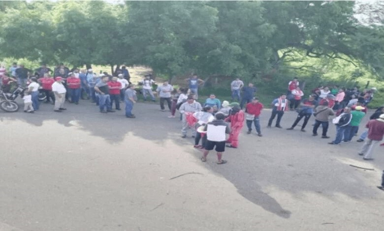 Protestan en la vía a Perijá por los bloqueos de los yukpas