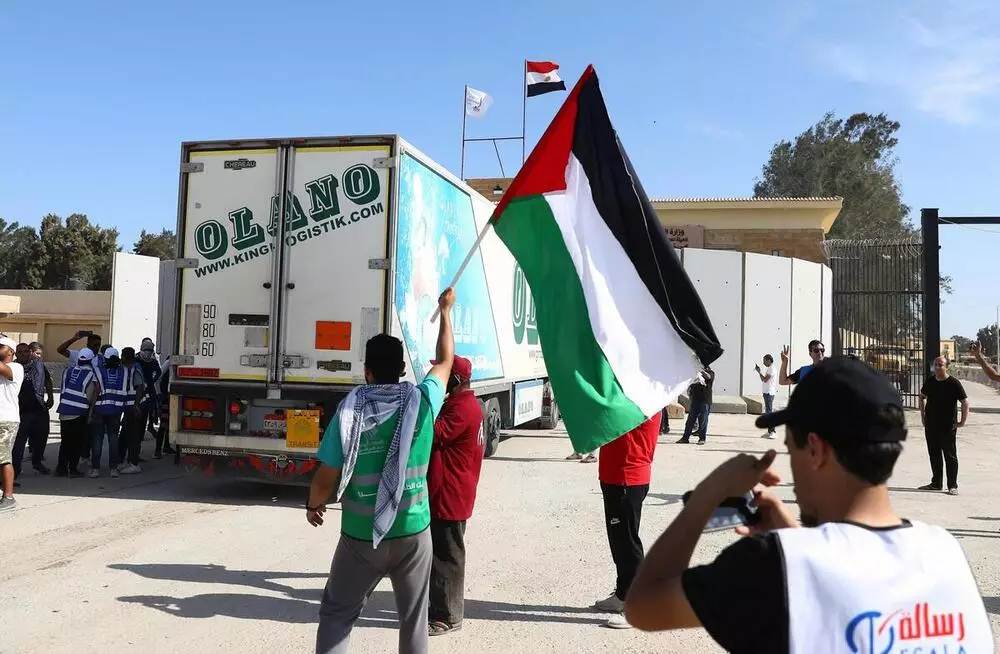 La ayuda humanitaria a Gaza continúa a la espera de reapertura del paso fronterizo de Rafah (Video)