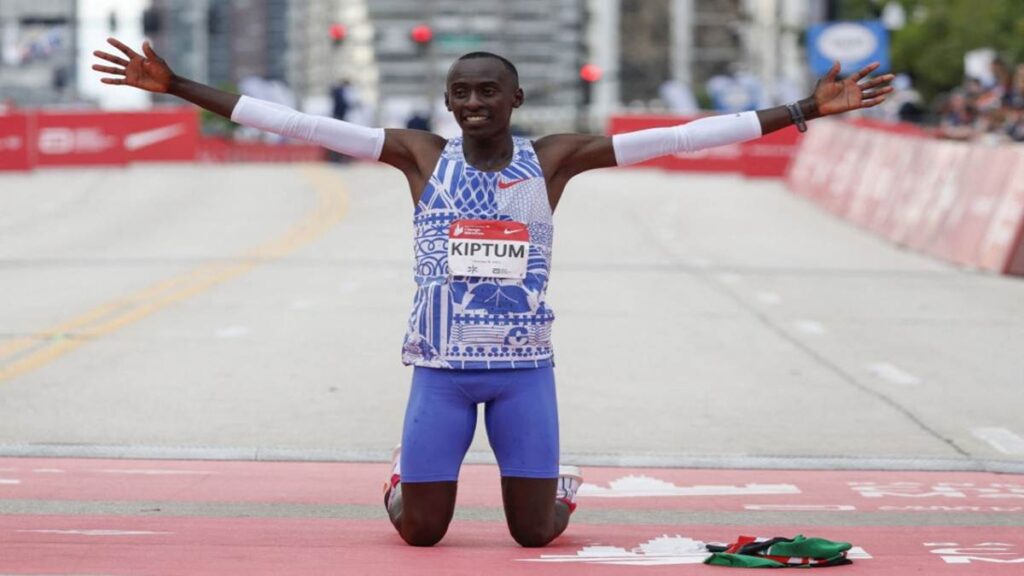 El keniano Kiptum pulveriza el récord del mundo de Maratón en Chicago