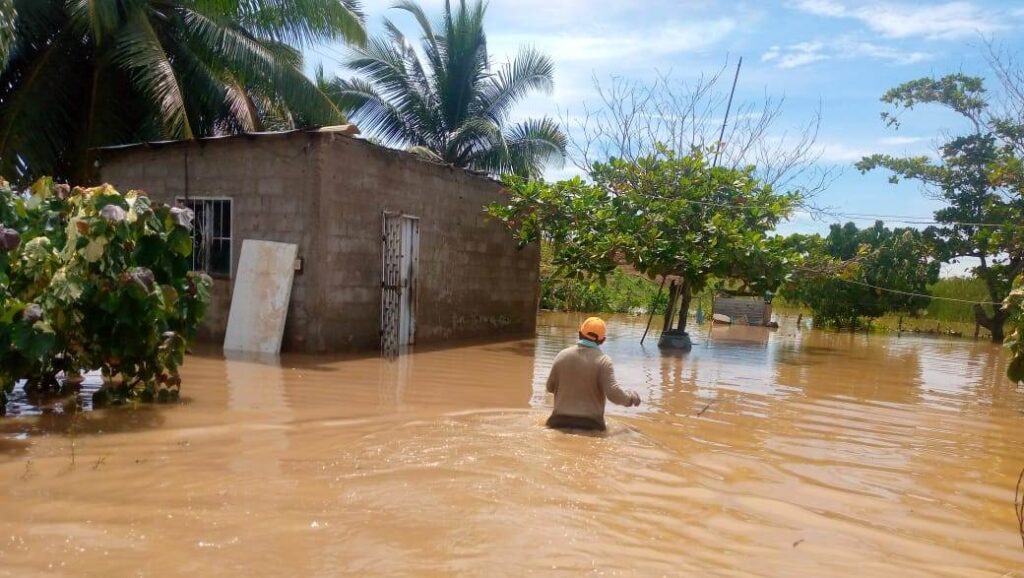 Se desborda el río Tamare e inunda viviendas en Lagunillas (FOTOS)