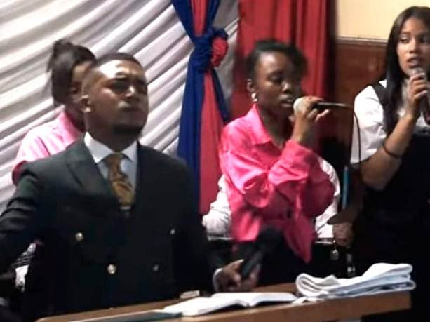Joven predicador adoró a Dios minutos antes de que lo mataran frente a su congregación (VIDEO)