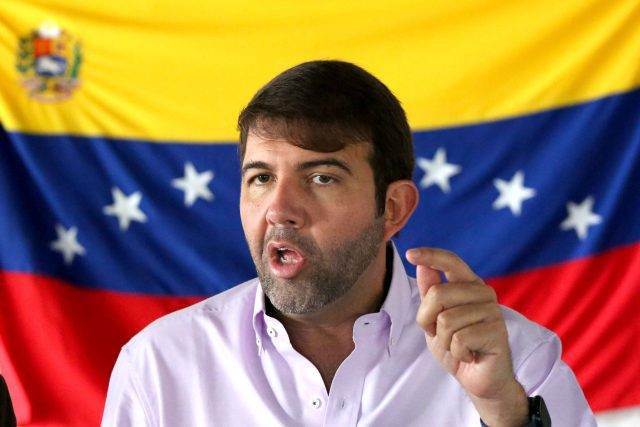 «FUERA, FUERA»: Carlos Prosperi fue abucheado por votantes en un centro electoral habilitado para la primaria (VIDEO)