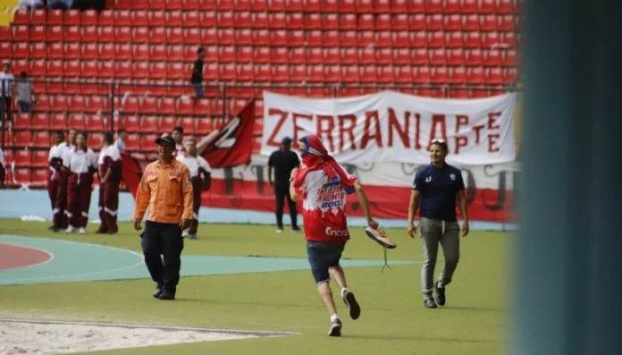 Suspenden partido Estudiantes-Táchira por trifulca de aficionados (Video)