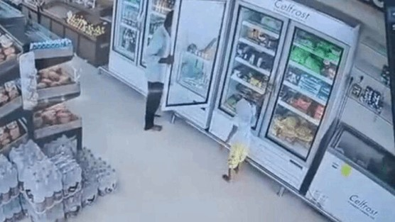 Una niña muere electrocutada al intentar abrir refrigerador de una tienda (Video)