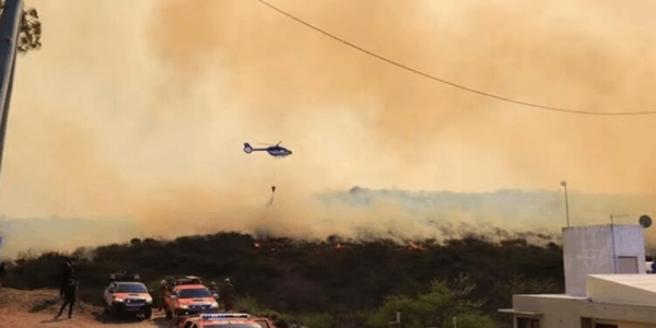 Fuerte incendio arrasa cientos de hectáreas y amenaza a viviendas en Argentina