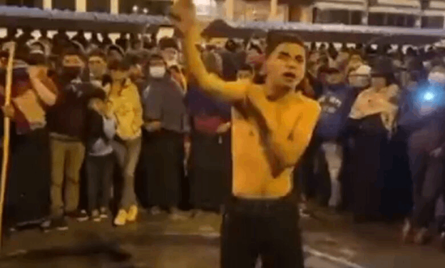 Le dieron latigazos en plena calle a hombre que extorsionaba en un pueblo (Video)
