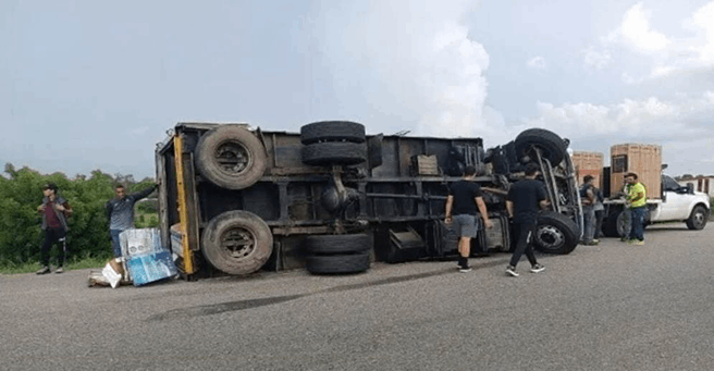 ¡FULL DE ELECTRODOMÉSTICOS! Se vuelca una gandola en la carretera Lara-Zulia (Fotos+Video)
