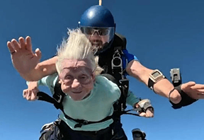 Mujer de 104 años murió después de lanzarse en paracaídas e imponer un récord