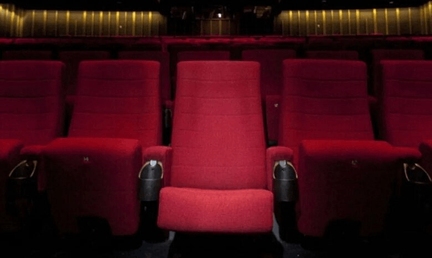 Hombre murió en plena sala de cine mientras veía una película de terror