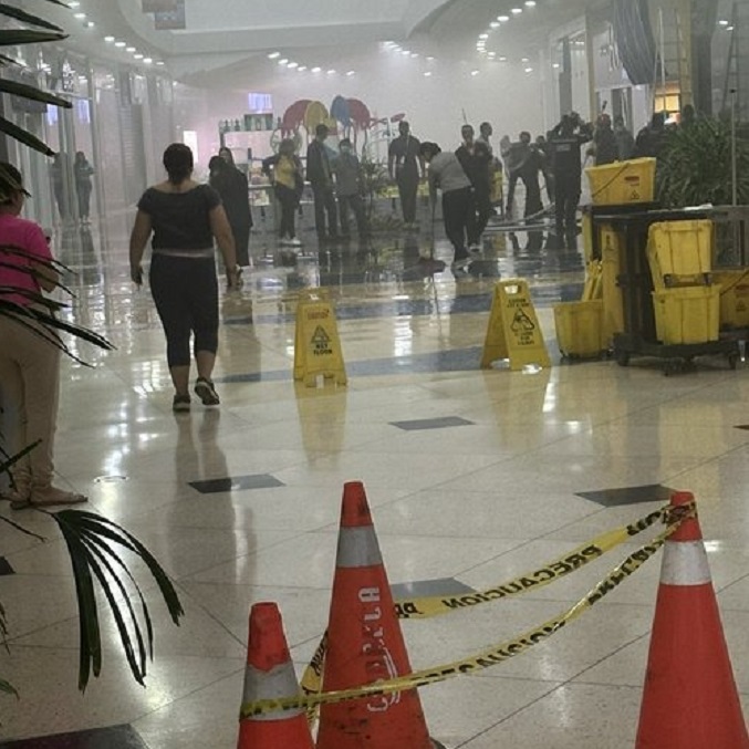¡PERSONAS EN RIESGO! Desalojan Sambil Maracaibo por incendio, pero antes los obligan a pagar estacionamiento