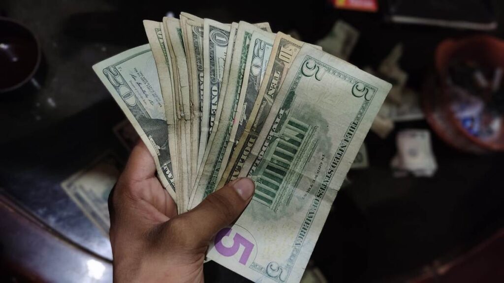 Estiman que el dólar se moverá a 67,1 y 86,7 bolívares para 2024, según OVF