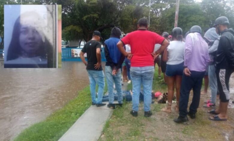 Pareja se trasladaba en una moto y los arrastró una corriente durante las lluvias