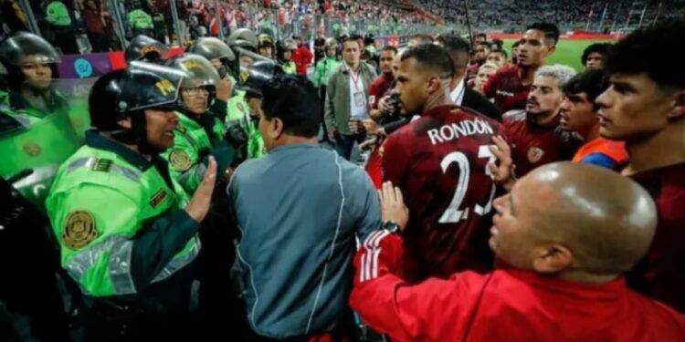 Vergonzoso: Policía peruana golpeó a los jugadores de la Vinotinto e impidió que los futbolistas se acercarán a la fanaticada (Video)