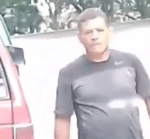 VIDEO: Captan a un hombre tratando de robar carros dentro de la UCV
