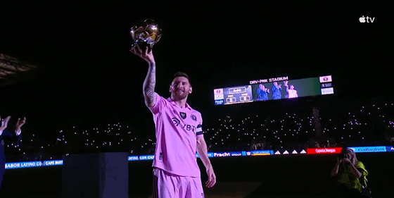 ¡MESSI HOMENAJEADO EN MIAMI! Con el uniforme del Inter, la estrella argentina muestra su Balón de Oro