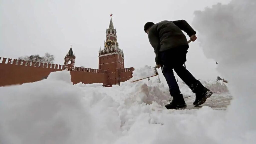 Moscú vive la mayor nevada en casi 150 años y Siberia se prepara para 50 grados bajo cero