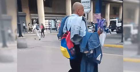 ¡OPORTUNIDAD DE NEGOCIO! Hombre se vuelve viral al alquilar pantalones frente al Saime