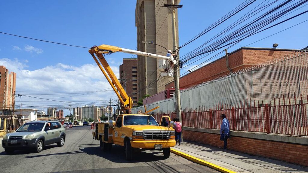 Corpoelec instala 230 luminarias en la avenida Dr. Portillo de Maracaibo (FOTOS)