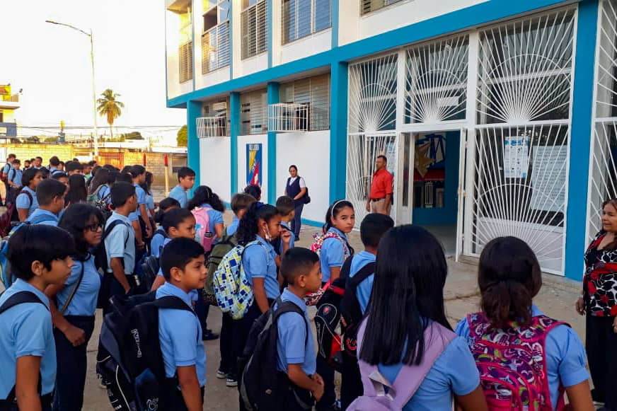 Estudiantes zulianos regresan a clases (FOTOS)