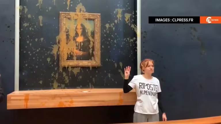 Dos activistas arrojaron sopa contra “La Gioconda” en el Louvre de París (VIDEO)