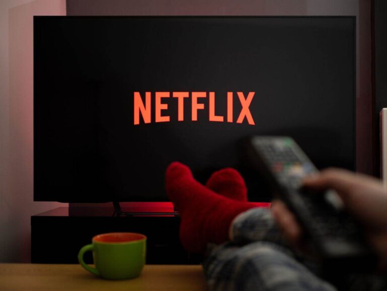 La miniserie de suspenso en Netflix que esta ambientada en los 80 y es ...