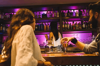 Buscaba trabajo en un bar, le hizo una simple pregunta al empleador y la rechazaron