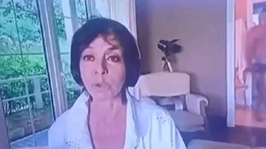 VIDEO: Periodista se hizo viral, daba entrevista en vivo y atrás apareció el esposo desnudo