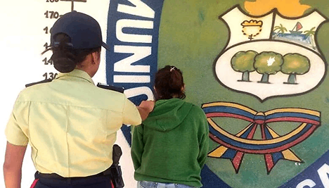 Rescatan a niño epiléptico, su madre lo mantenía atado de manos y pies en una silla