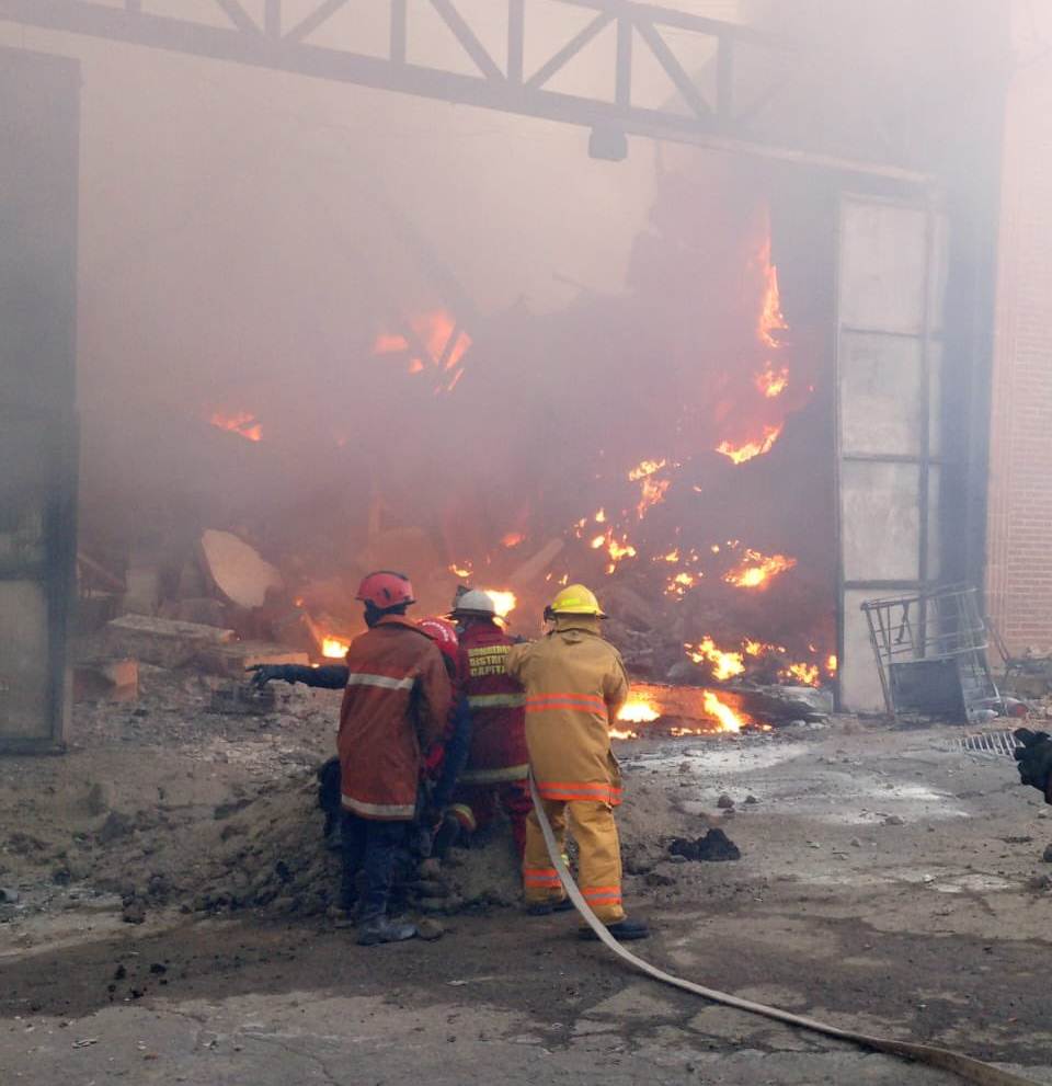 CARACAS: Este es el momento en que cede parte del galpón durante incendio en La Yaguara (VIDEO)