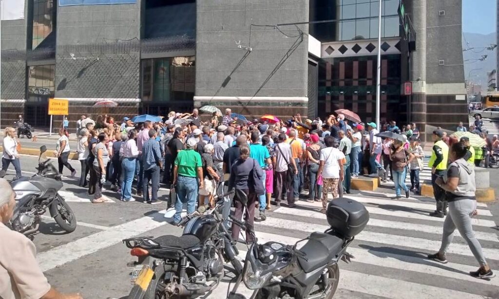 Jubilados protestan en Caracas por un aumento salarial (FOTOS)