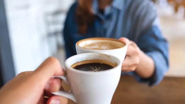 Esta es la especia que debes añadir al café para mejorar la memoria y las funciones del cerebro