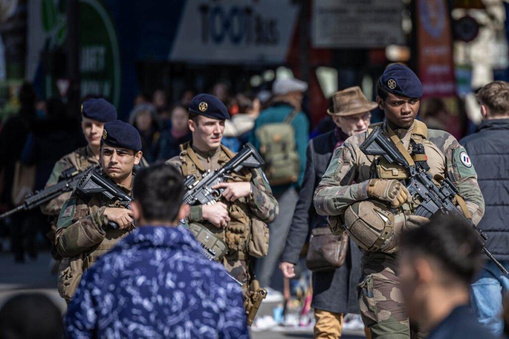 Francia pone en alerta a otros 4.000 militares para el dispositivo antiterrorista