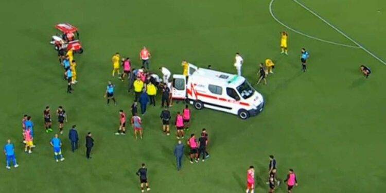 Jugador de Estudiantes de La Plata convulsionó en pleno partido ante Boca Juniors: médicos estabilizaron al atleta (VIDEO)