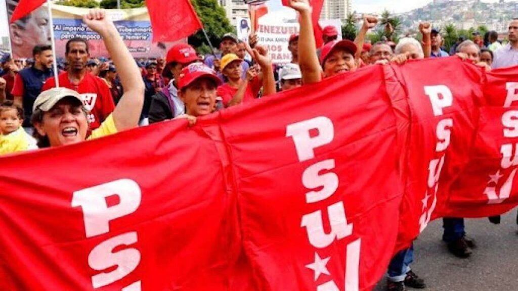 PSUV y simpatizantes del oficialismo acompañan al presidente-candidato Maduro a inscribirse en el CNE candidatos