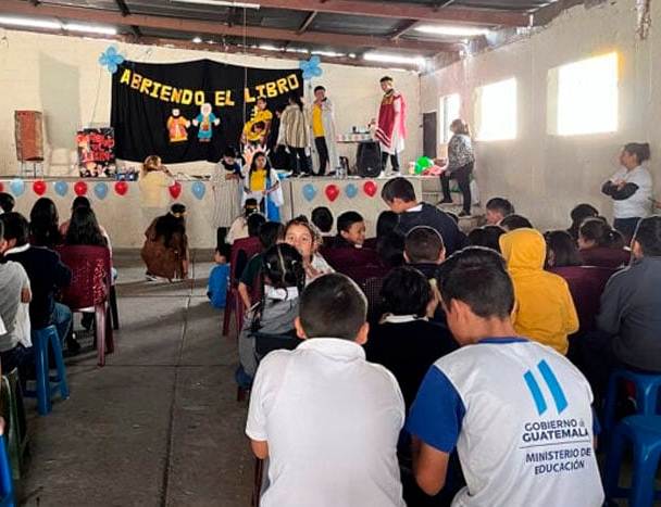Estudios bíblicos dominan las escuelas públicas de Guatemala para proteger a los niños de las pandillas