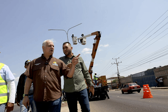 Alcalde Gustavo Fernández inspecciona trabajos de rehabilitación de la vía a Perijá