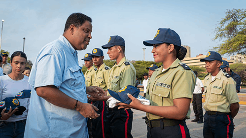 Alcaldía dota a Polimaracaibo de 600 uniformes para entrenamiento físico