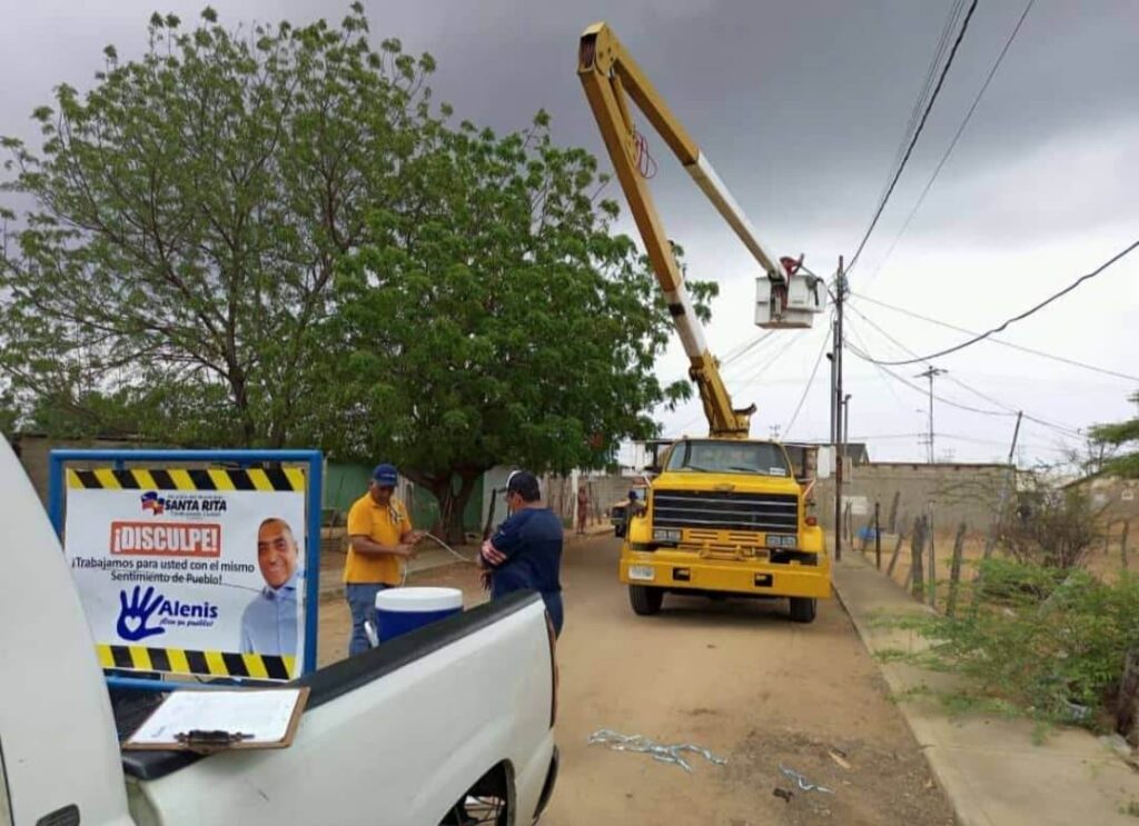 Gobierno Municipal continúa instalación de lámparas LED en parroquia Santa Rita (FOTOS)